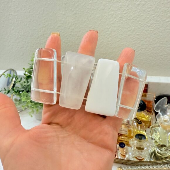 Vintage Lucite modern bold chunky stretchy Marbled Clear & Solid White bracelet - Picture 16 of 17